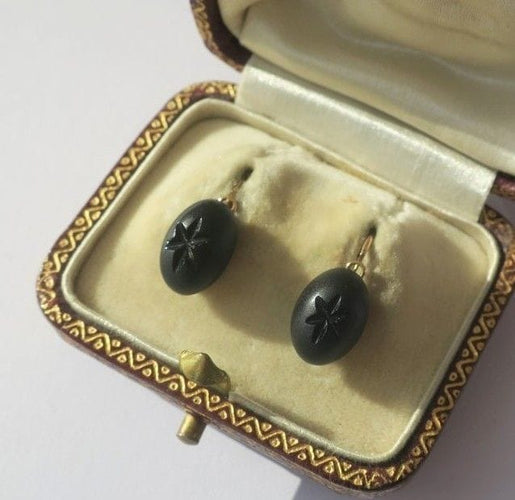 Boucles d’oreilles dormeuses anciennes en or rose 18 carats et jais noir