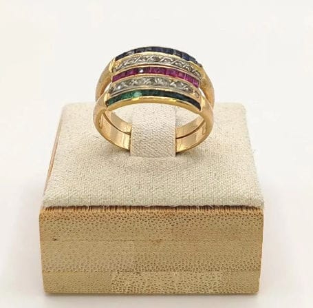 Bague 55.5 Bague Bandeau or jaune sertie de saphirs, émeraudes, rubis et diamants 58 Facettes