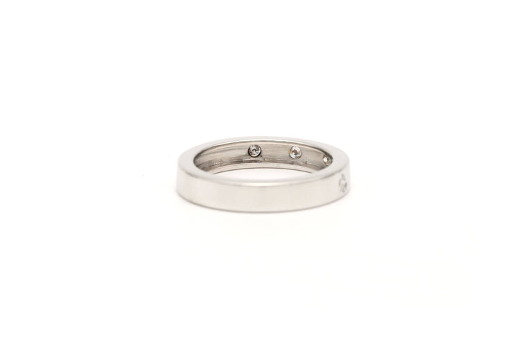 Bague contemporaine en or blanc 18 carats sertie de diamants