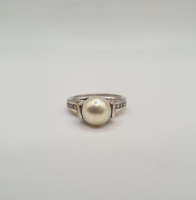 Bague 54.5 Bague or blanc sertie d’une perle de culture et diamants 58 Facettes