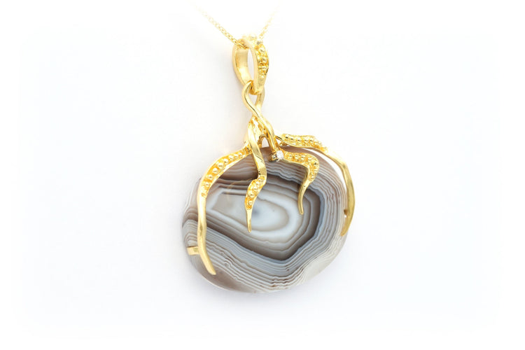 Pendentif Pendentif Années 70 en or jaune 18 carats serti d'une agate et d'un diamant "taille" brillant (+-0.025cts) 58 Facettes B673