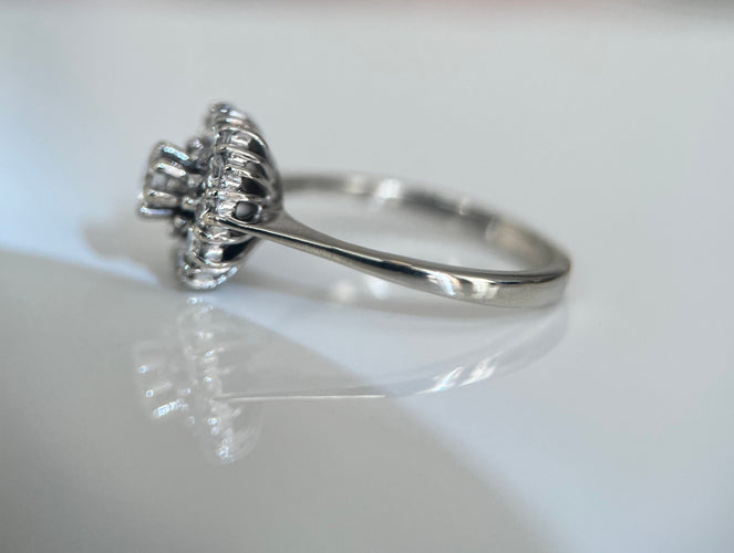 Bague 49.5 Bague de fiançailles vintage en or blanc avec rosette et diamants 58 Facettes