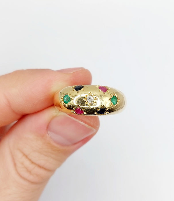 Bague jonc bombé or jaune ornée de saphir, rubis, diamant et émeraudes en serti étoilé