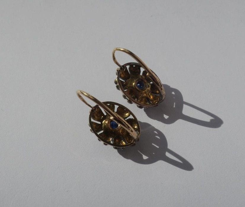 Boucles d’oreilles dormeuses marguerites saphir Verneuil perles