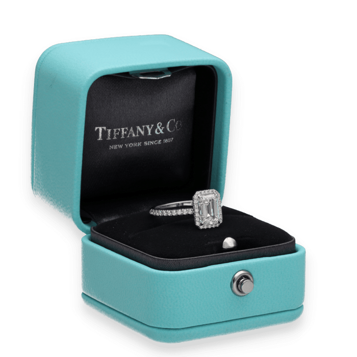 Bague 50 Tiffany & Co - Bague Solitaire "Soleste Halo" Diamant taille émeraude platine 58 Facettes