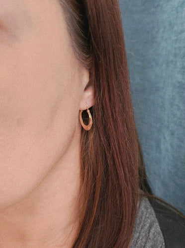Boucles d'oreilles Créoles or rose, biseautées et perlées 58 Facettes 700