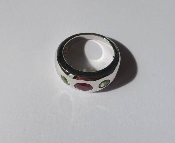 Bague jonc or blanc rubis et péridots