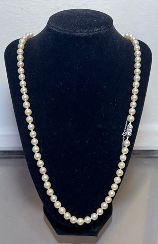 Collier Sautoir collier choker 80 perles de culture Akoya fermoir or et diamants 65,5 cm 58 Facettes