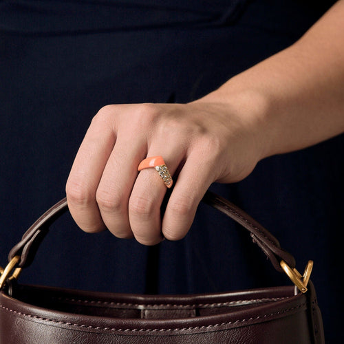 VAN CLEEF & ARPELS - Bague en or jaune, corail et diamants