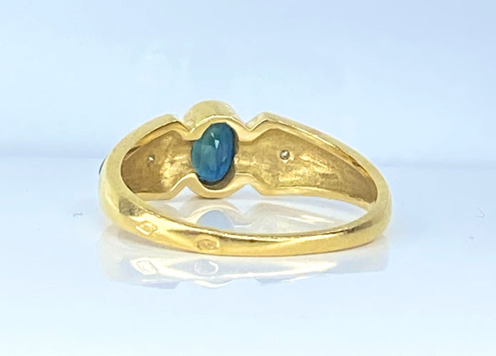 Bague saphir ovale et diamants en or jaune 18 carats et émail