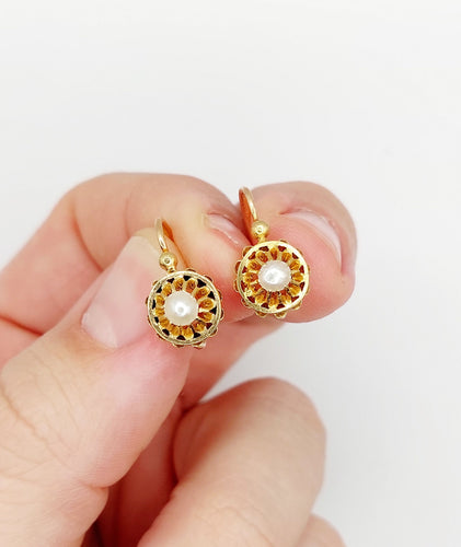 Boucles d'oreilles Dormeuses fleurs antiques en or 18k et perles (circa 1900) 58 Facettes A06493