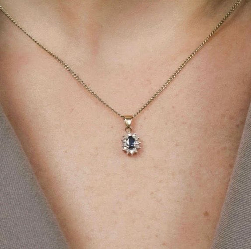 Pendentif Pendentif entourage saphir bleu ovale et diamants en or jaune 18k 58 Facettes 2505001