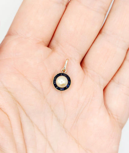 Pendentif Pendentif cible Art déco en or 18k et perle, saphirs synthétiques 58 Facettes A06516