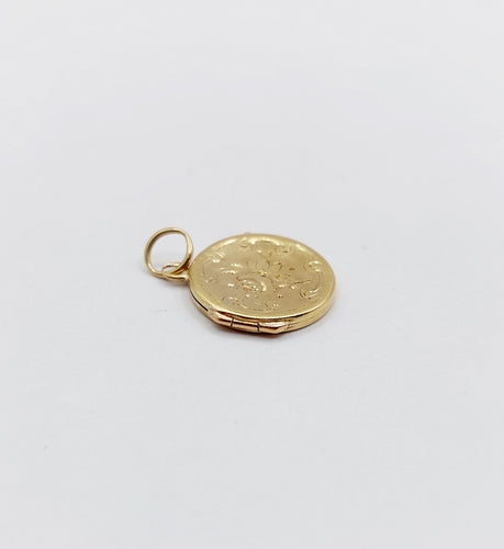 Pendentif Petit pendentif porte photo antique or jaune 18k ciselé de fleurs (circa 1900) 58 Facettes A06174