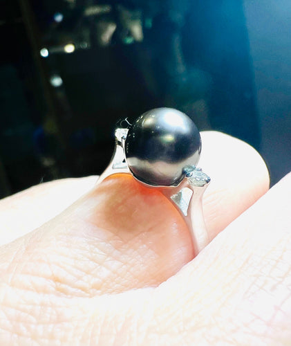 Bague en or sertie d'une perle de culture grise entourée de 2 diamants