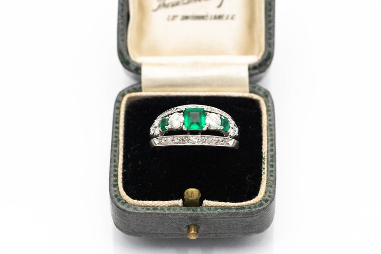 Bague 54 Bague unique en platine ornée d'émeraudes et de diamants. 58 Facettes 10363