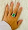 Bague 54 Bague en or blanc avec émeraude centrale et diamants 58 Facettes 50200