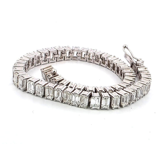 Bracelet Superbe bracelet tennis en platine avec diamants baguette 58 Facettes