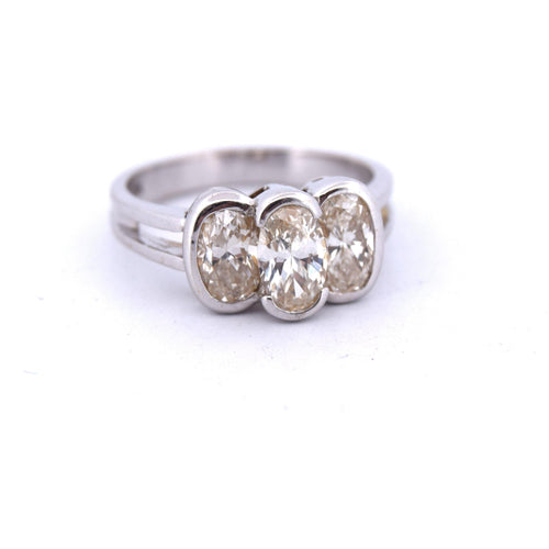 Bague 52 Bague en or blanc, diamants ovales, années 1950 58 Facettes