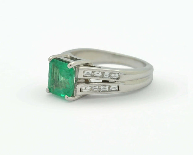 Bague Bague en or blanc avec une émeraude brésilienne de 1,48 ct et des diamants latéraux 58 Facettes 7369