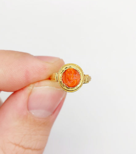 Bague 44 Bague or rose, camée corail monture finement ciselée (circa 1900) 58 Facettes A06370