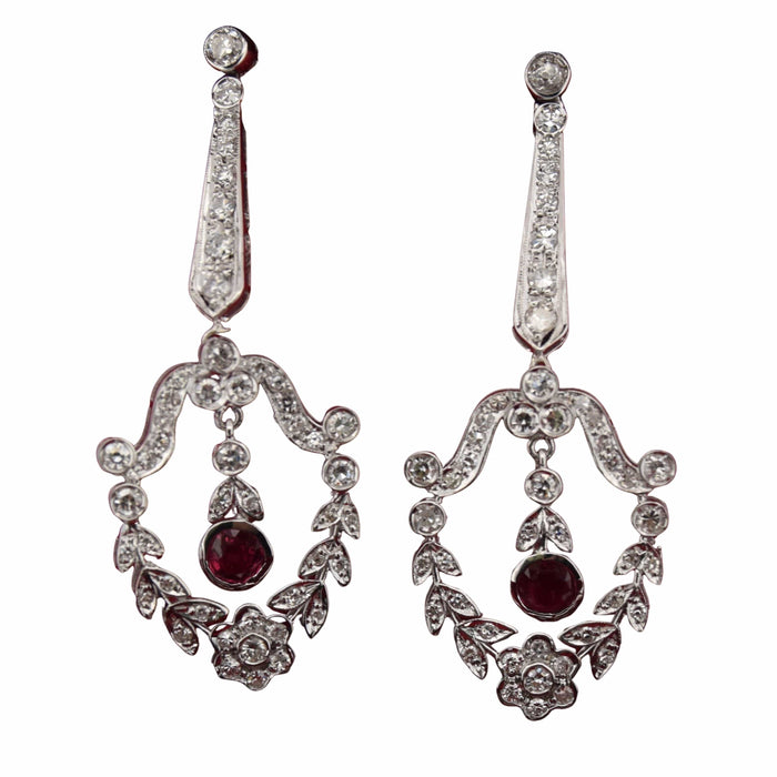 Boucles d'oreilles élégantes en or jaune avec diamants et rubis