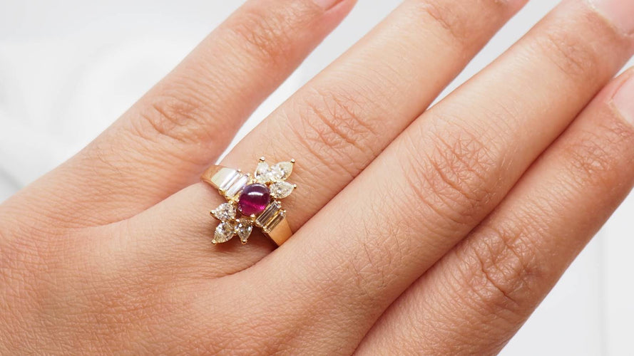 Bague 53 Bague fleur or jaune, cabochon de rubis et diamants 58 Facettes 30364