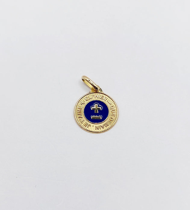 AUGIS - Pendentif médaille d'amour or jaune "+ qu'hier - que demain" - L'Élégante Bleue 58 Facettes J10797X000