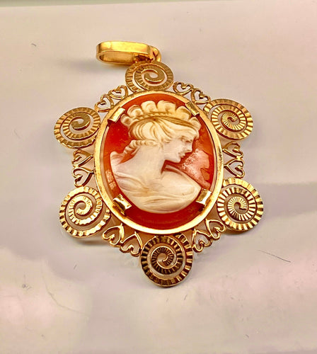 Pendentif Pendentif en or jaune et camée profil de femme 58 Facettes AB621