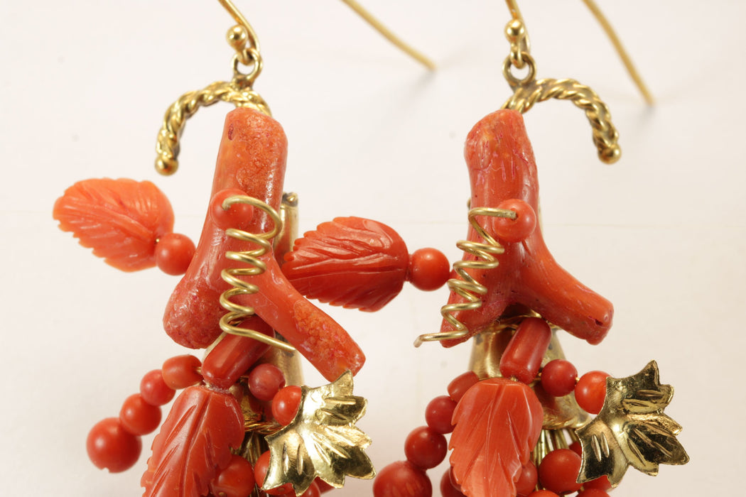 Boucles d'oreilles antiques en or et corail