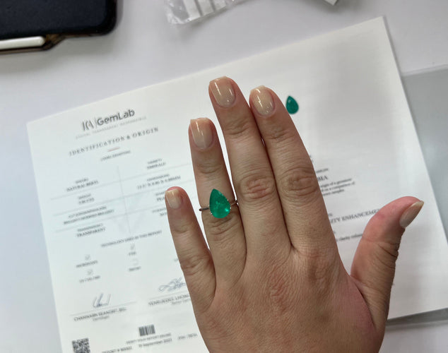 Émeraude colombienne certifiée en forme de poire de 3,96 carats 58 Facettes COL-04