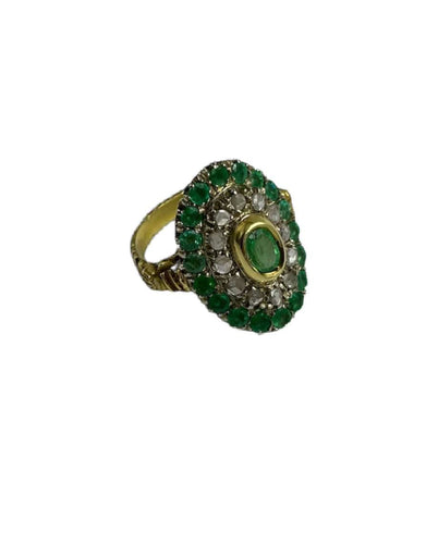 Bague 52 Bague en or jaune avec émeraude ovale et diamant et entourage d'émeraude 58 Facettes