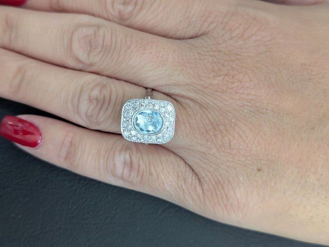 Bague 52 Bague en platine avec aigue-marine centrale et diamants environnants 58 Facettes