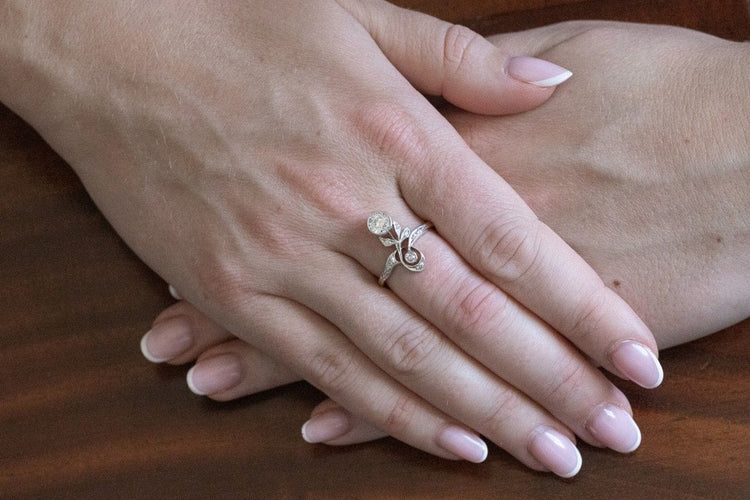 Charming Art Nouveau - old gold ring with a 0.70ct old brilliant-cut diamond, early 20th century 58 Facettes 11297