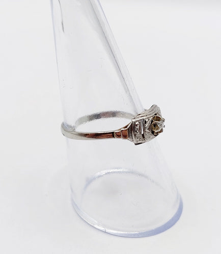 Bague 56 Bague Art Déco or blanc, diamant et monture géométrique (circa 1920) 58 Facettes A06246