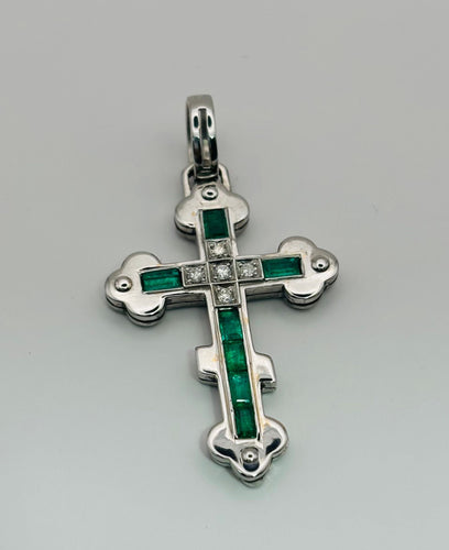 Pendentif Pendentif croix en or avec émeraudes et diamants 58 Facettes 50240