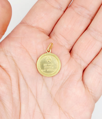 Pendentif AUGIS - Pendentif médaille d'amour 17mm or jaune  "+ qu'hier - que demain" (circa 1930) 58 Facettes A06133