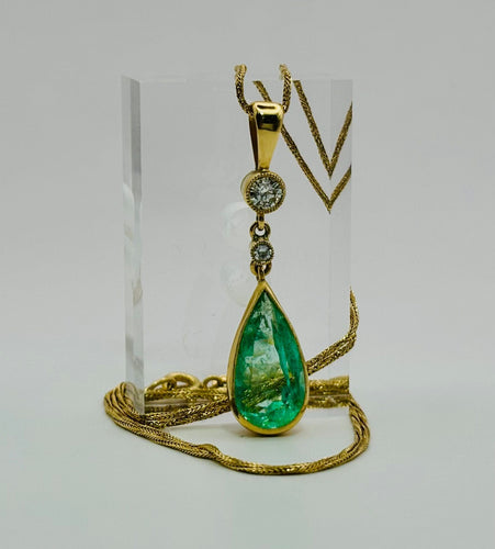 Collier Chaîne en or et pendentif avec émeraude en forme de larme 58 Facettes 50185