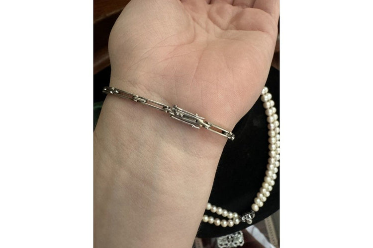 Bracelet Bracelet en or blanc avec perles et diamants 58 Facettes 10232