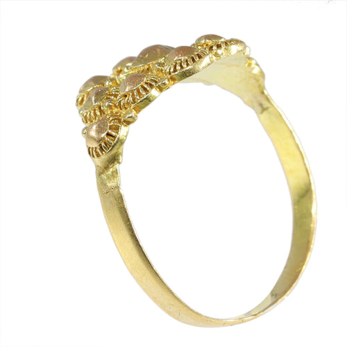 Élégance éternelle : la bague en or historique de Holland