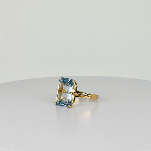 Bague Bague en or jaune 14 carats avec topaze bleue taille émeraude de 2 carats 58 Facettes 2508099