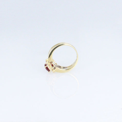 Bague 50 Bague en or jaune, sertie d'un rubis taille ovale entouré de diamants 58 Facettes 001.41417