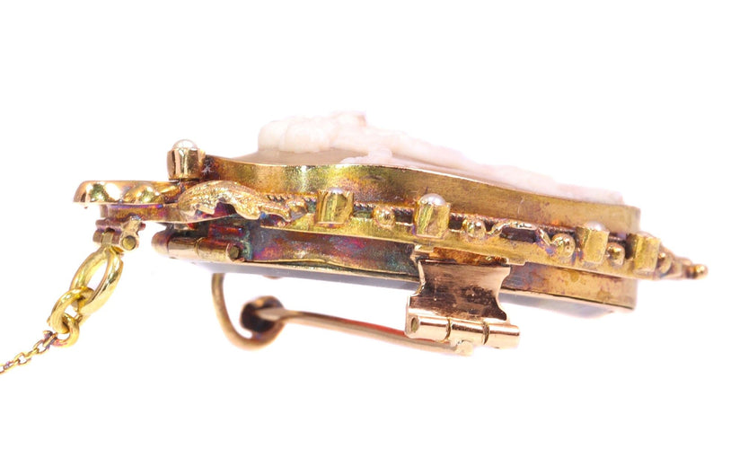 Pendentif Broche/pendentif camée victorien avec médaillon représentant Cupidon et Bacchus foulant des raisins, automne d'après Thorvaldsen 58 Facettes 21130-0149