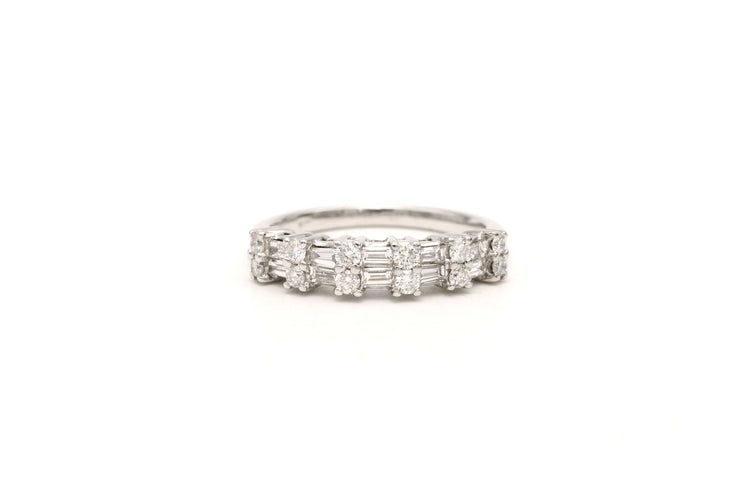 Bague contemporaine en or blanc 18 carats sertie de diamants