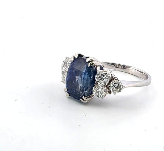 Bague 56 Bague en or blanc 18 carats ornée d'un saphir naturel de Birmanie et de diamants 58 Facettes