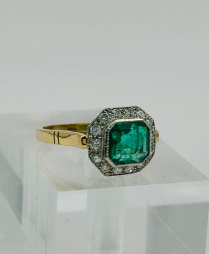 Bague 50 Bague de style Art Déco en or jaune et platine, avec une émeraude centrale et des diamants 58 Facettes 50243