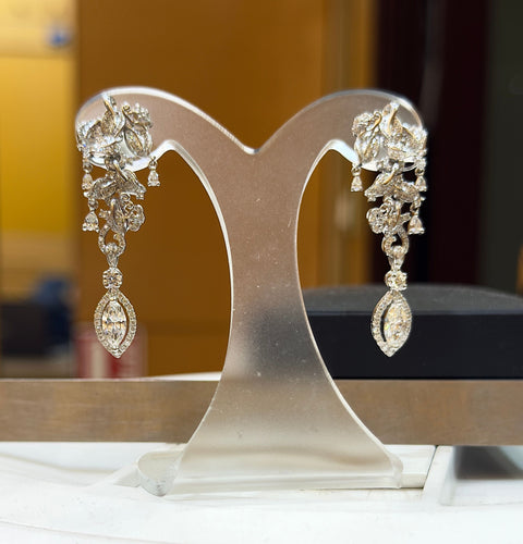 Boucles d'oreilles Boucles d’oreilles pendantes or blanc et diamants 58 Facettes