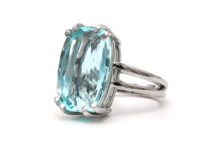 Bague 55 Bague contemporaine sertie d’une aigüe-marine en or blanc 18 carats 58 Facettes 23246