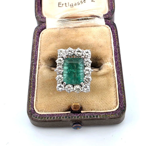 Bague 55 Magnifique bague en or blanc avec émeraude centrale et diamants environnants 58 Facettes