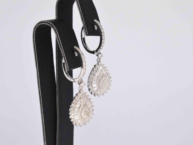 Boucles d'oreilles Boucles d'oreilles en or blanc en forme de larme avec diamants 58 Facettes 2055